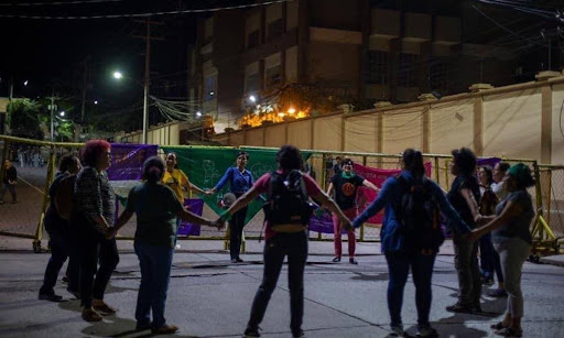 La colectividad como método: mujeres organizadas en círculo durante una jornada nocturna de protesta.