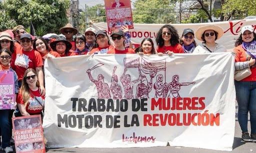 “Trabajo de mujeres, motor de la revolución”: Luchemos durante la movilización del 1 de mayo. La colectiva reivindica un feminismo socialista y de clase.