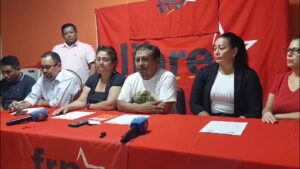 Luego de la develación pública del narcovideo en el que aparece el alcalde de Tocoa, Adán Fúnez y Carlos Zelaya, cuñado de la presidenta de Honduras, el Comité Municipal de Defensa de los Bienes Comunes y Públicos de Tocoa, a la cabeza de Juan López, demandó la renuncia del alcalde, y pidió a las autoridades la realización de un proceso de investigación en su contra. Fotografía de redes sociales. 